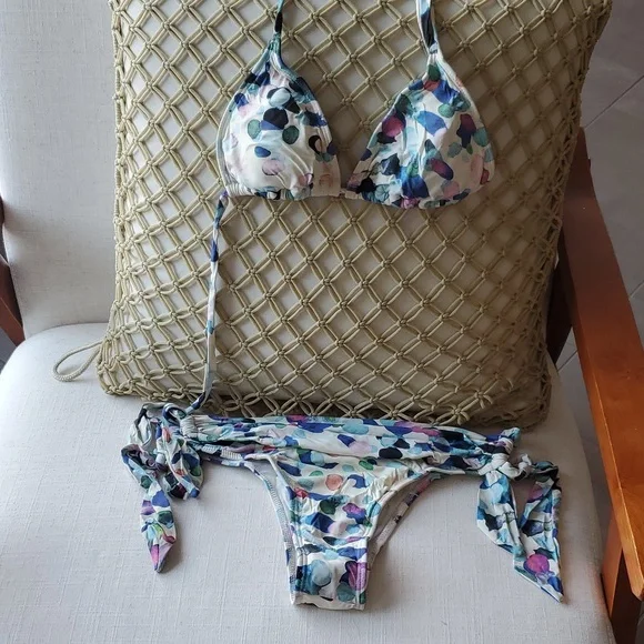 Bikini - Picture 1 of 1